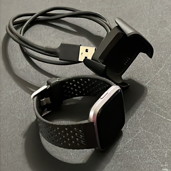 Fitbit Versa Heath & Fitness Smart Watch - Picture 12 of 15